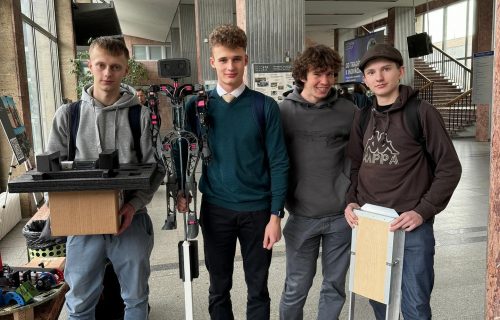 Michael Šeliga so spolužiakmi a s Robotom Speeshom na Strojárskej olympiáde v Bratislave, február 2024